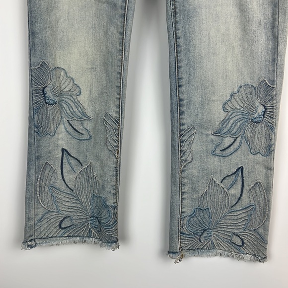 Kenzie Cropped Straight Leg Frayed Hem Embroidery Jeans Sz: 2/26 - Picture 3 of 11